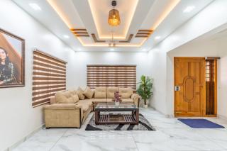 ELIVAAS Signature Heaven View Contemporary 6BHK Home with Landscaped Lawn, Garden Patio & Family Lounge near Cochin Airport - 7