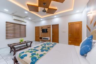 ELIVAAS Signature Heaven View Contemporary 6BHK Home with Landscaped Lawn, Garden Patio & Family Lounge near Cochin Airport - 2
