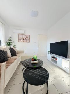 Iris Village Renovated 2BR Pool Apt Kato Paphos - 5
