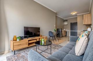 Serene Luxe with Pool and Balcony in Carlswald Midrand close to Mall - 8