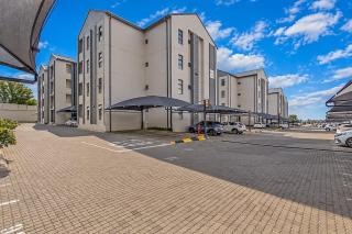 Serene Luxe with Pool and Balcony in Carlswald Midrand close to Mall - 1