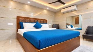 Oaktel Jagannath Dham - 2 min walk from Bankebihari Temple - 9