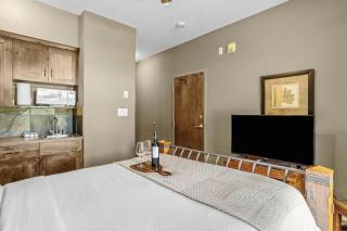 Alpine Ski Studio Sleeps 2 Gym Sauna and Hot Tub - 1