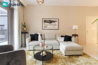 HiGuests - Chic Apt with Balcony and Pool near Burj Khalifa - 4