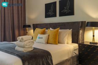 HiGuests - Chic Apt with Balcony and Pool near Burj Khalifa - 3