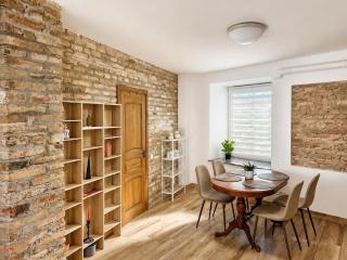 Cozy Old Town Brick Apartment,Fast WiFi,Center - 9