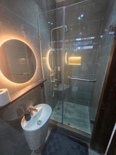 One Bedroom Luxury Flat w Pool & Gym - 24-7 Light - 4