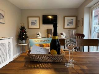 Spacious Cotswolds Base, Private Garden & Parking - 9