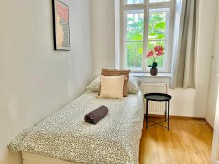 Spacious Stylish Apartment with Free Parking - 9