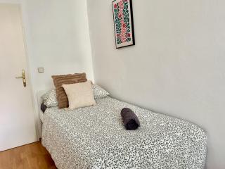 Spacious Stylish Apartment with Free Parking - 8