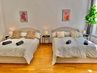 Spacious Stylish Apartment with Free Parking - 6