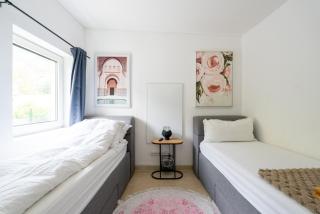 Compact Apartment - 2 Single Beds - Near Vienna - 0