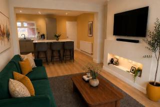 contractor stays 4 bedroom- free parking 2 spaces - 7