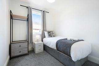 Comfortable 4BR Stay Byerley Road by Stay With Us - Shildon - 7