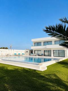 Luxury Villa with Large Pool and Large Garden - 9