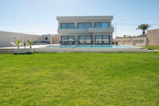 Luxury Villa with Large Pool and Large Garden - 2