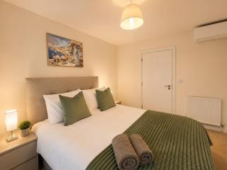 RG2 4BDR Lovely Home with AC with Free parking - 8