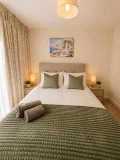 RG2 4BDR Lovely Home with AC with Free parking - 4