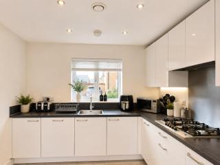 RG2 4BDR Lovely Home with AC with Free parking - 2