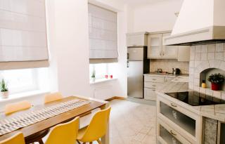 Spacious 4-BR Apartment in the Heart of Old Town - 2