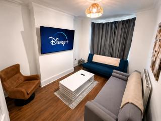 Families or Groups - Spacious Stay for 12 with Fast WiFi, Full Kitchen & Free Parking near Doncaster City Centre & Eco-Power Stadium - 0
