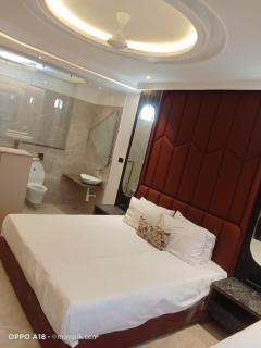 Hotel Benchmark Suites - 8