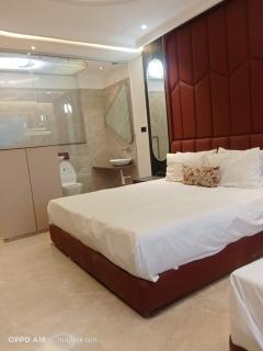 Hotel Benchmark Suites - 6