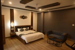 Hotel Palvora Palace And Rooftop Restaurant - 0