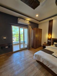 Hotel Palvora Palace And Rooftop Restaurant - 2