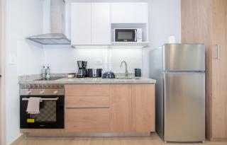 Modern Studio with Rooftop Pool City Views & WiFi - 7