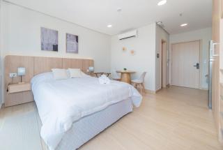 Modern Studio with Rooftop Pool Gym & 200 Mbps WiFi - 3