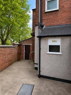 Family or Contractor Home for 9 - Fast WiFi, Free Parking & Easy Doncaster Centre Access - 4