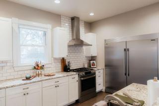 Wine Lovers' Haven | Downtown, Firepit & Patio - 2