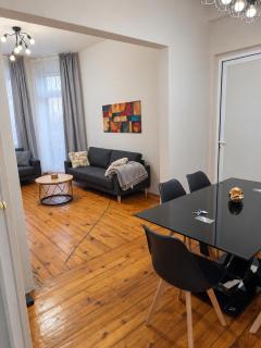 Charming 2BR City Living NDK - 3