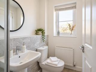 Central 2 Bedroom Flat with 2 Parking Spaces, Quiet and Modern Stay - 6