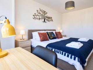 Central 2 Bedroom Flat with 2 Parking Spaces, Quiet and Modern Stay - 8