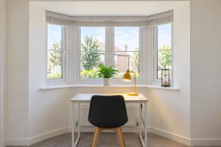 Central 2 Bedroom Flat with 2 Parking Spaces, Quiet and Modern Stay - 1