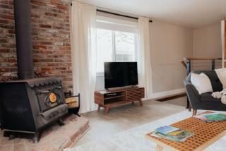 Downtown Deluxe Studio - Patio, Walk to Wineries - 8