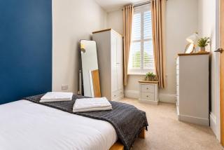 4BR Contractor Stay Parking Wi-Fi Spacious - 9