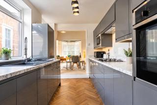 4BR Contractor Stay Parking Wi-Fi Spacious - 6