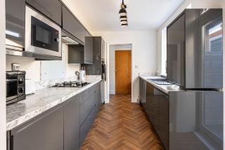 4BR Contractor Stay Parking Wi-Fi Spacious - 3