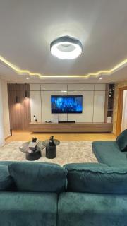 3-bedroom apartment with private Cinema - 1