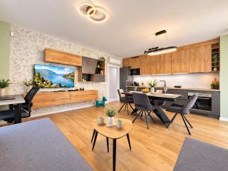 Oslo 2BDR w HUGE Backyard and WorkDesk - WiFi - 0