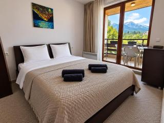 Green Life Mountain View & Fireplace Apartment - 9