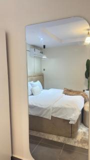 Stylish 1-Bedroom Stay with PS5 - 9