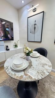 Stylish 1-Bedroom Stay with PS5 - 7