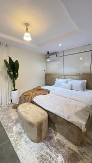 Stylish 1-Bedroom Stay with PS5 - 4