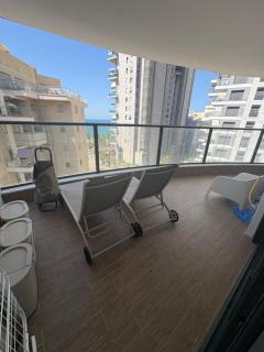 Vue mer & grande terrasse au cœur de Bat Yam - 0