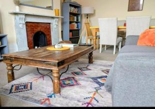 Large, central Southsea 3 bed apartment- 7 minutes walk to sea - 5