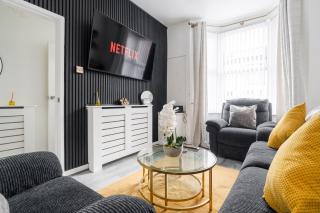 Newly Renovated 4BR House with lots of amenities - 9